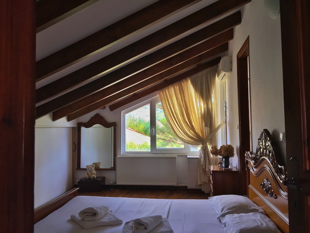 2 Bedrooms, Loft, 1 Single and 2 Double Beds, Sofa