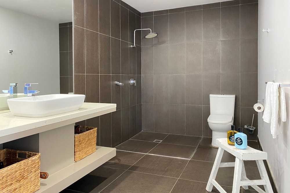 BAY BREEZE BOUTIQUE ACCOMMODATION 80/81