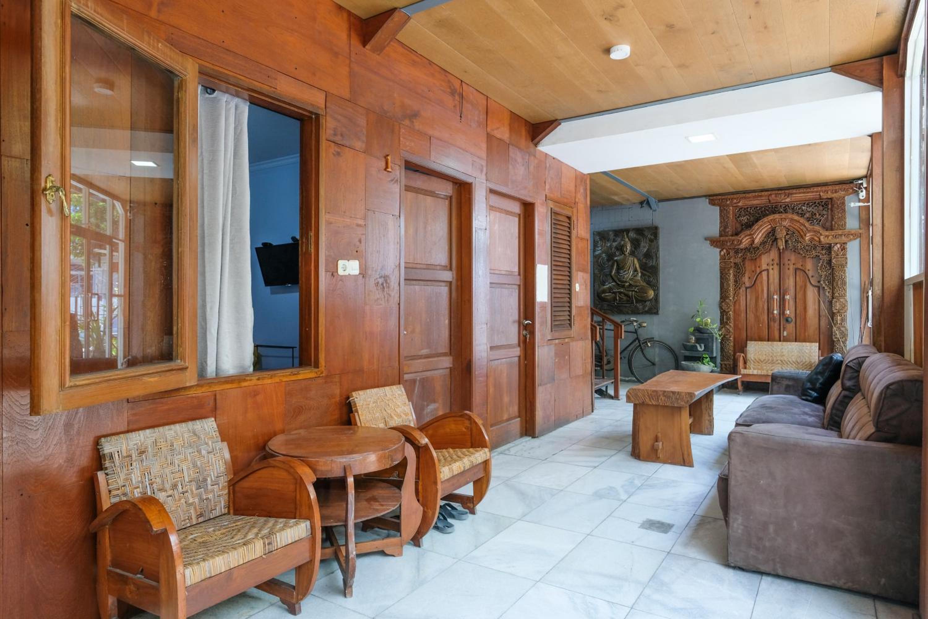 OYO 4016 Tan Jokteng Guest House 35/51