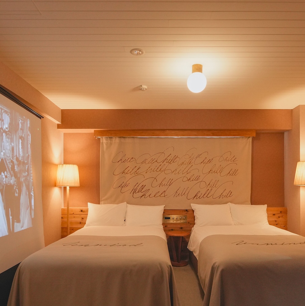THEATER, TWIN BEDS