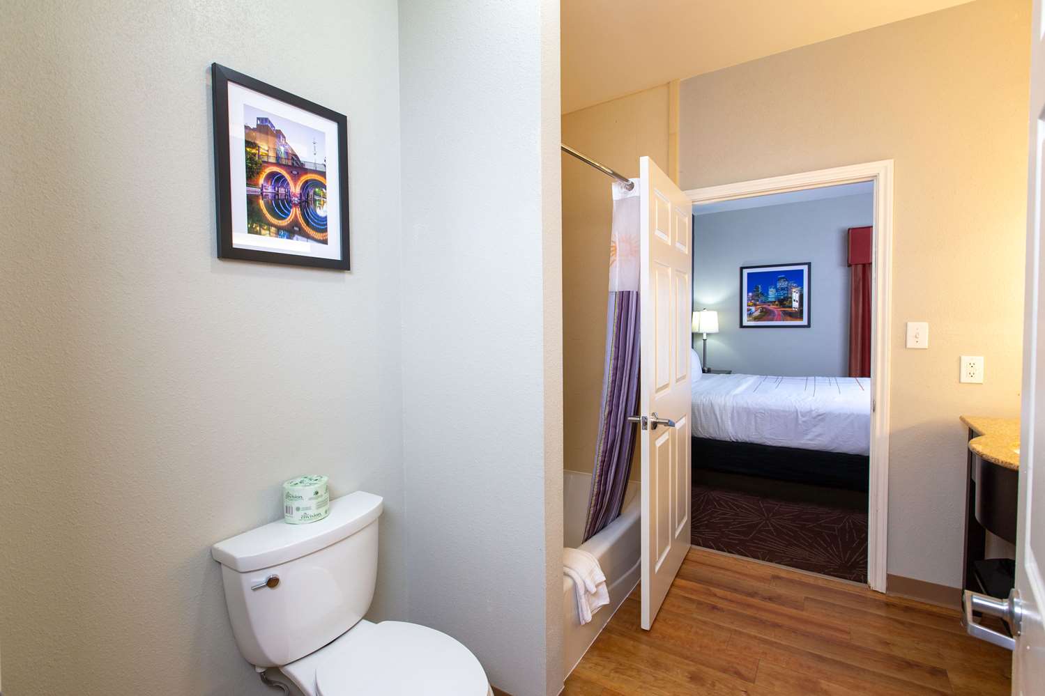 La Quinta Inn & Suites by Wyndham Houston East at Normandy 60/63