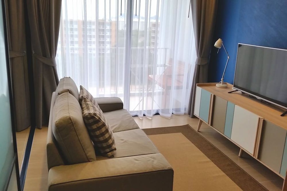 Baan Thew Talay Blue Sapphire 50/50