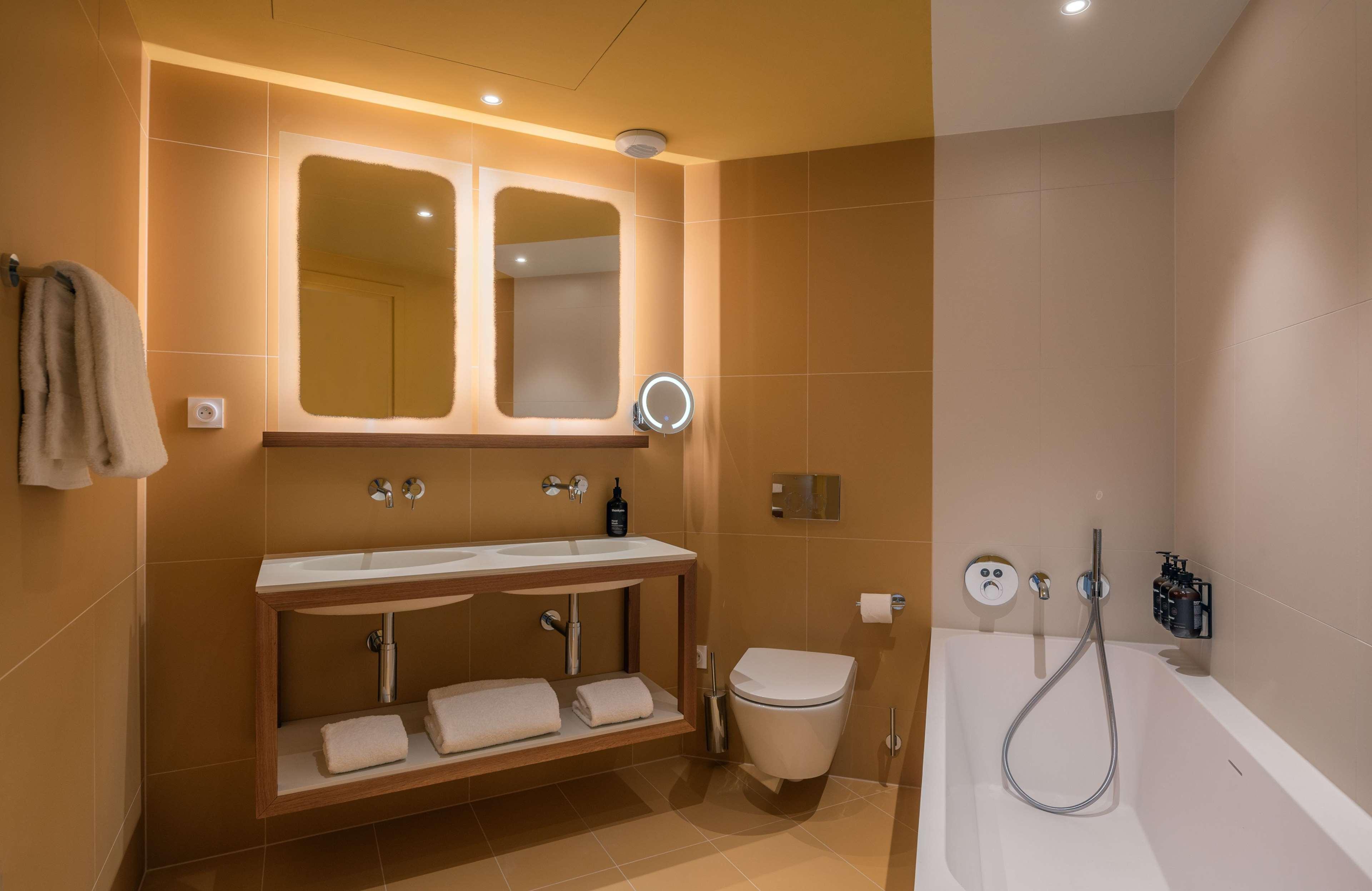 2 Bedrooms, Canopy, Suite, King Bed