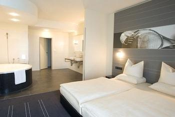 Champion, Suite