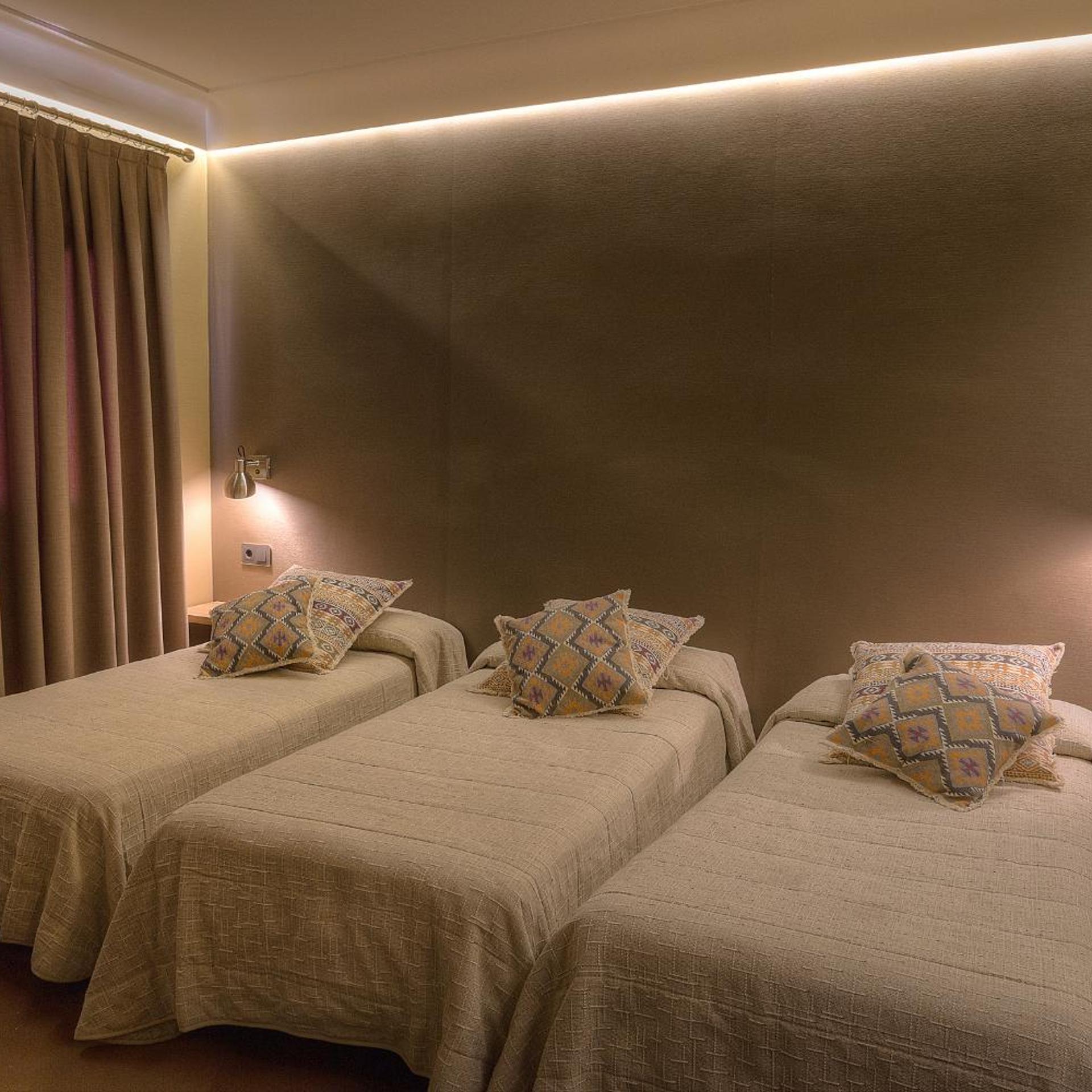 ROOM, TRIPLE