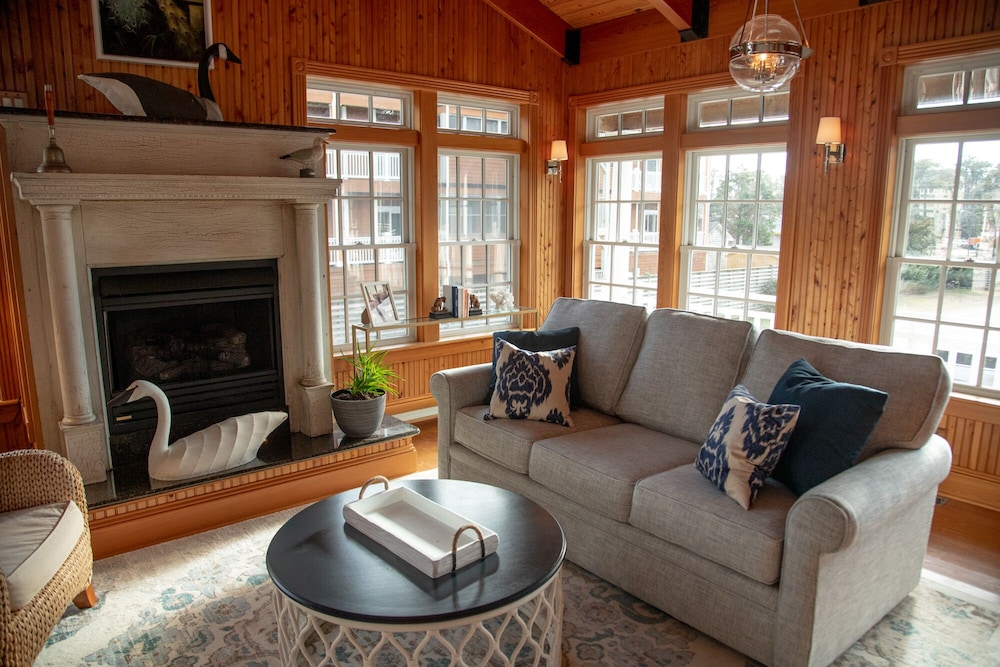 The Burrus House Inn Waterfront Suites 30/50