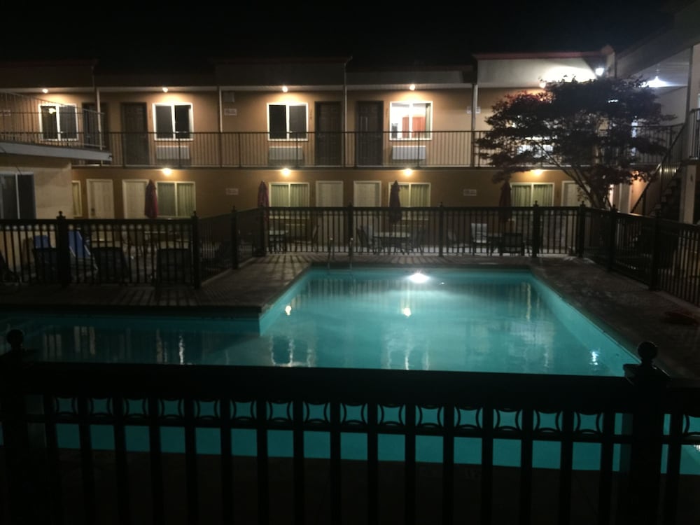 Sahara Courtyard Inn Penticton 4/77