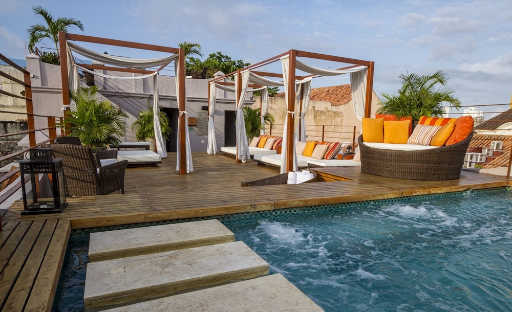 Ananda Hotel Boutique 14/70