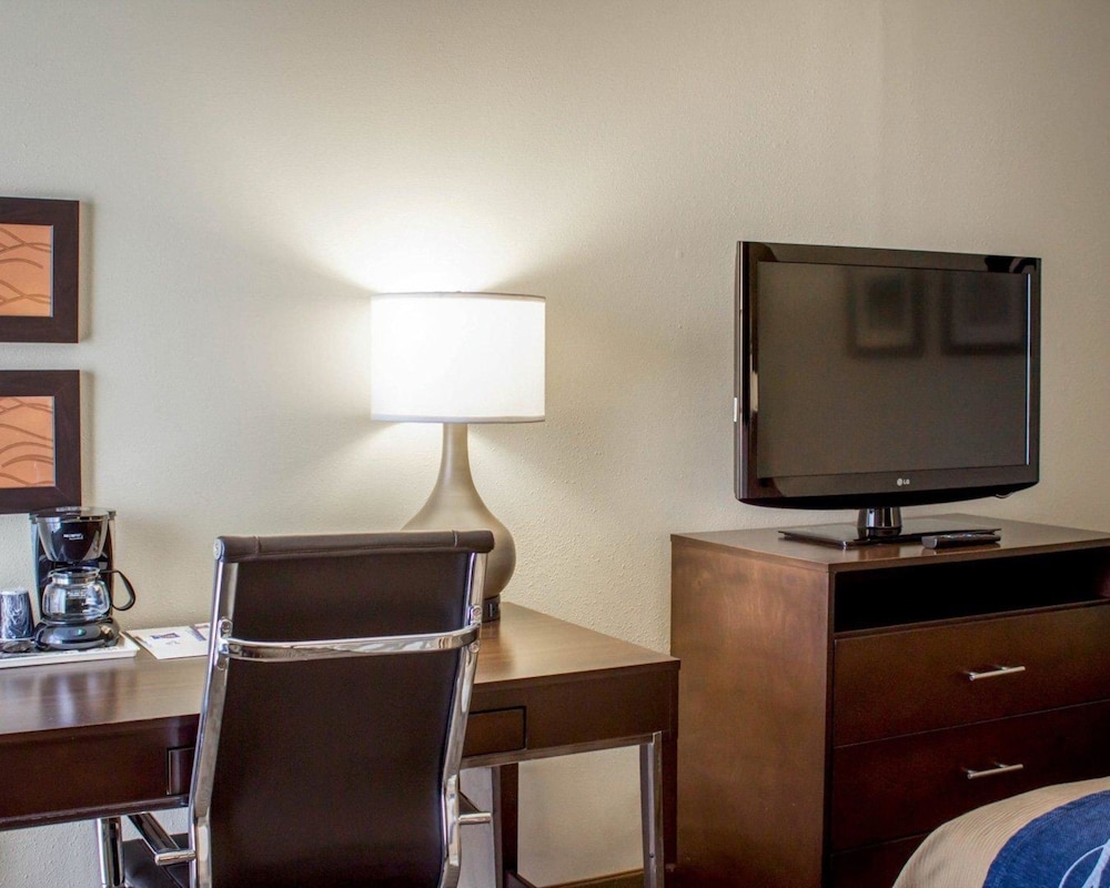 Comfort Inn & Suites Fuquay Varina 24/35