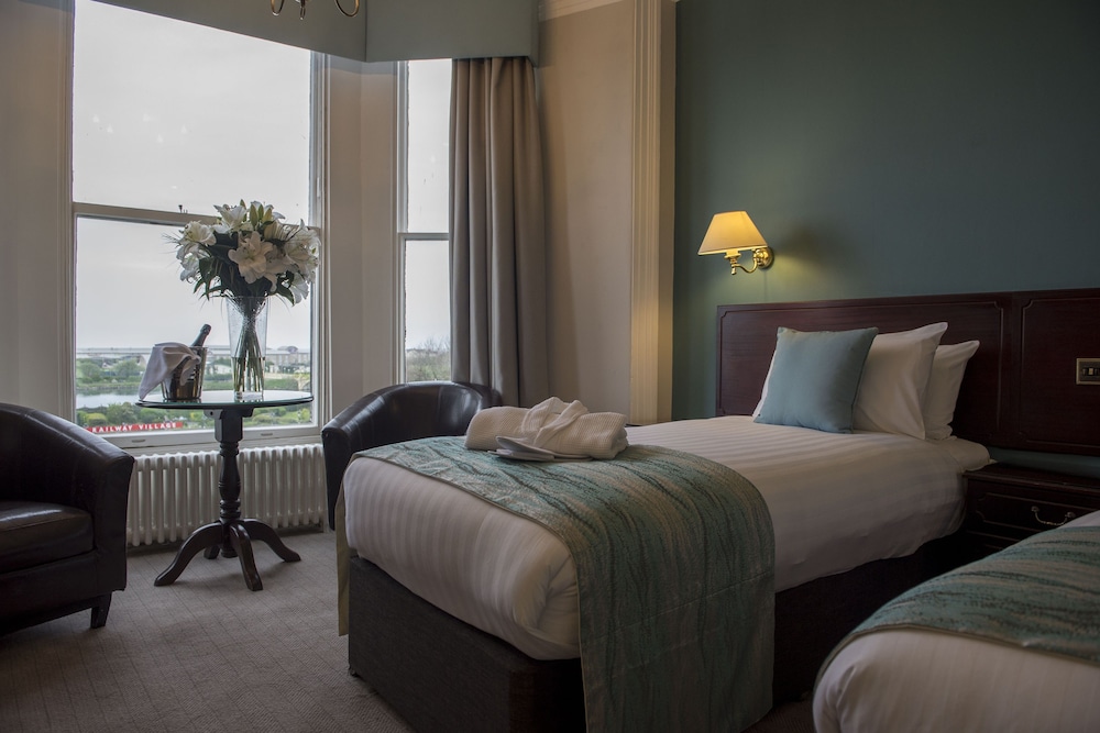 Standard, Double Bed, Partial Sea View