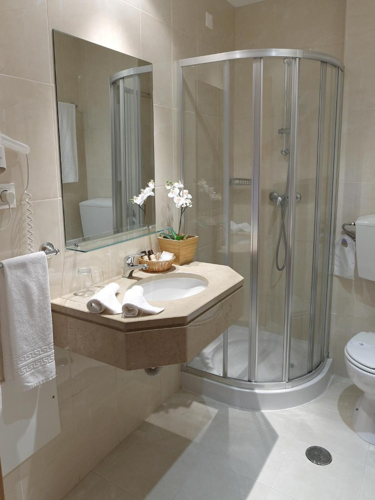 COVA DA IRIA HOTEL 44/45