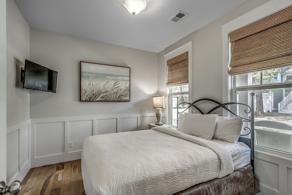 4 Bedrooms, White Point, House, King Bed, 3 Queen Beds