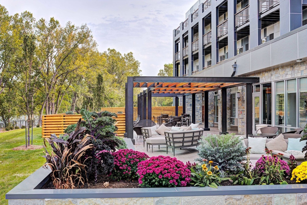 Courtyard Appleton Riverfront 7/58