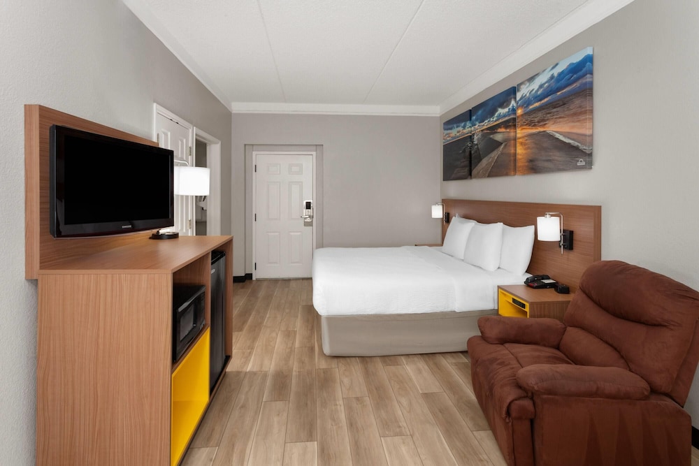 غرفة بسرير كينج لذوي الإعاقة، Days Inn & Suites by Wyndham Arlington Heights 10/10