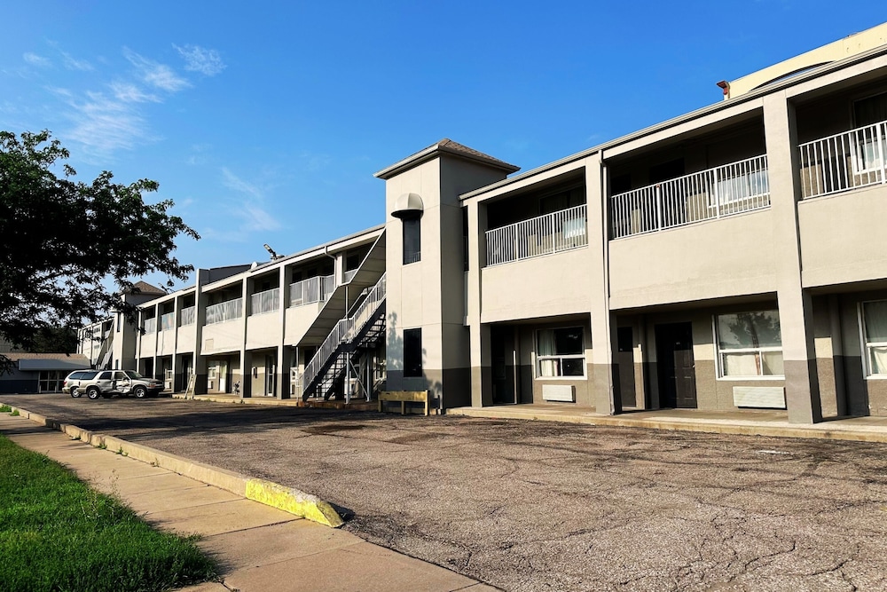 Blue Way Inn Suites Wichita East 32/37