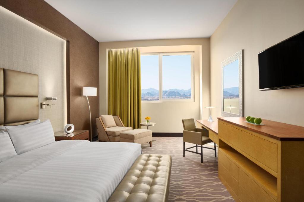 Club, 2 Queen Beds