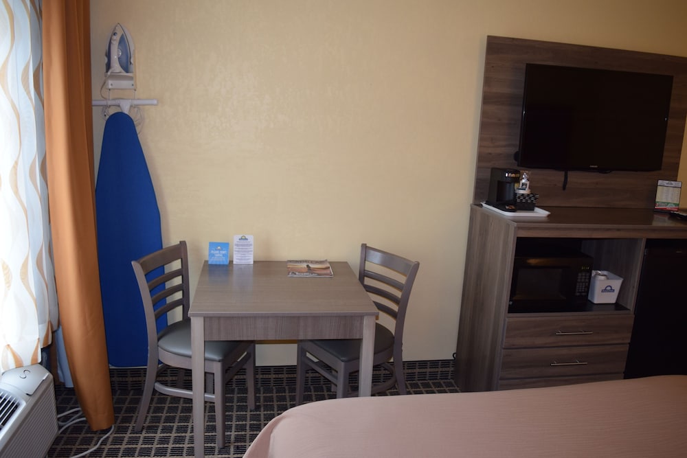 Days Inn By Wyndham Cadillac 35/39