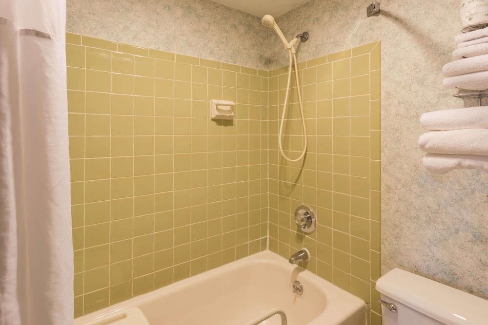 Days Inn by Wyndham Rockford 17/37