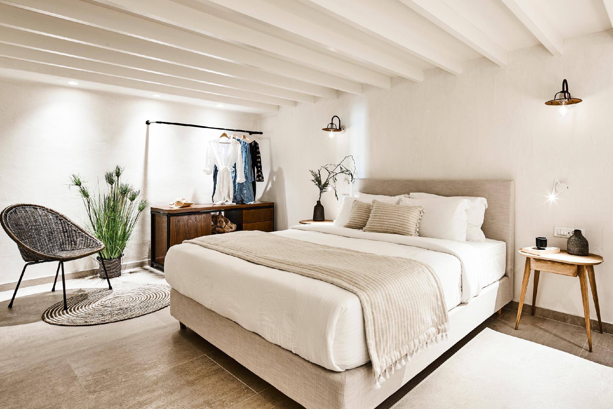 Interior, Suite, King Bed, Plunge Pool