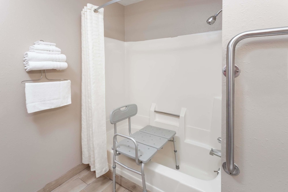 Super 8 By Wyndham Michigan City 27/27