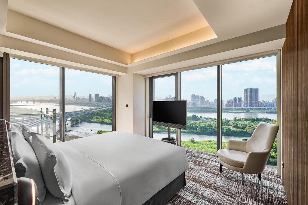 River, Guest Room, Studio, King Bed, River View, Bathtub, Corner