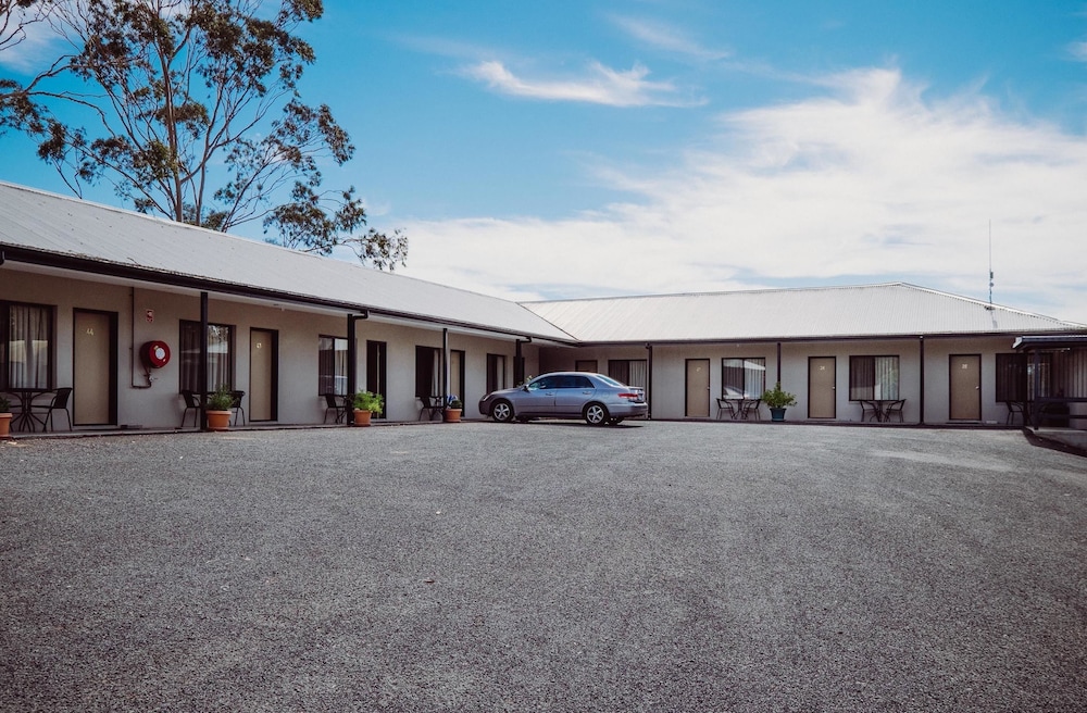 ARTESIAN SPA MOTEL 3/48