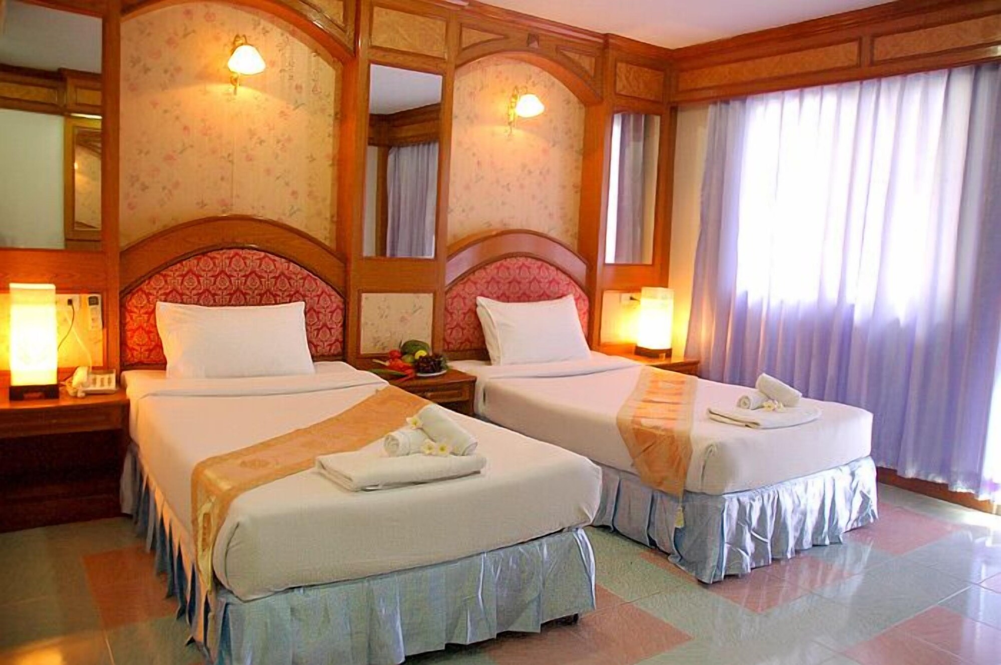 DELUXE, TWIN BEDS
