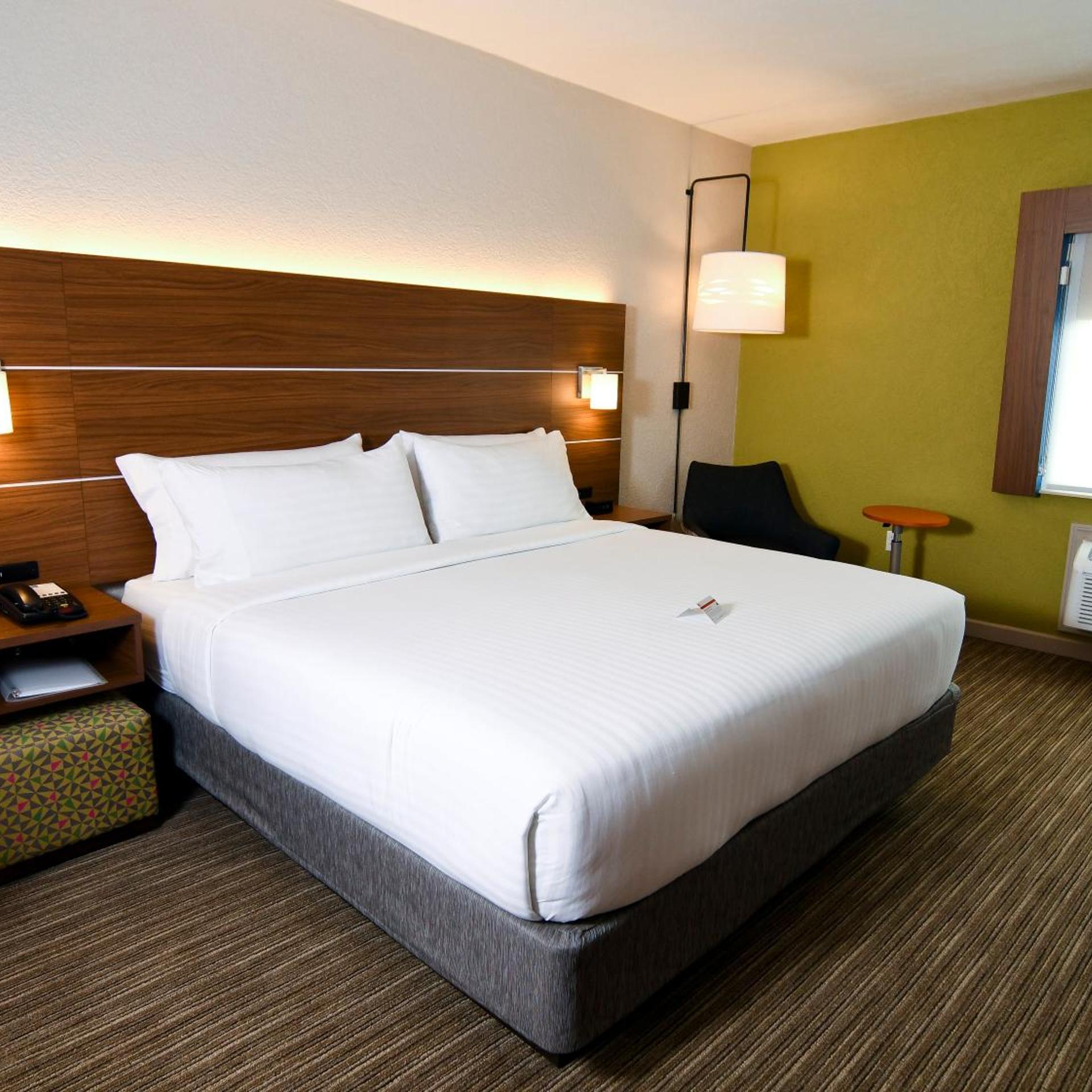 جناح بسرير كينج مع أريكة، Holiday Inn Express Hotel And Suites Port Clinton Catawba Island 7/10