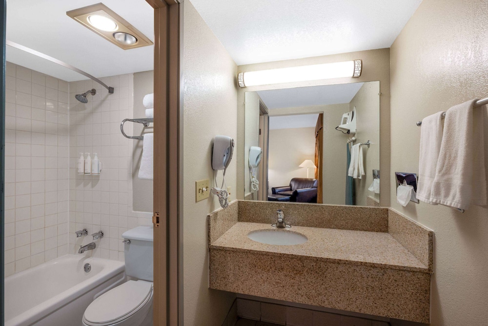 Room, Queen Bed, Pet Friendly, Days Inn By Wyndham Casper 4/5