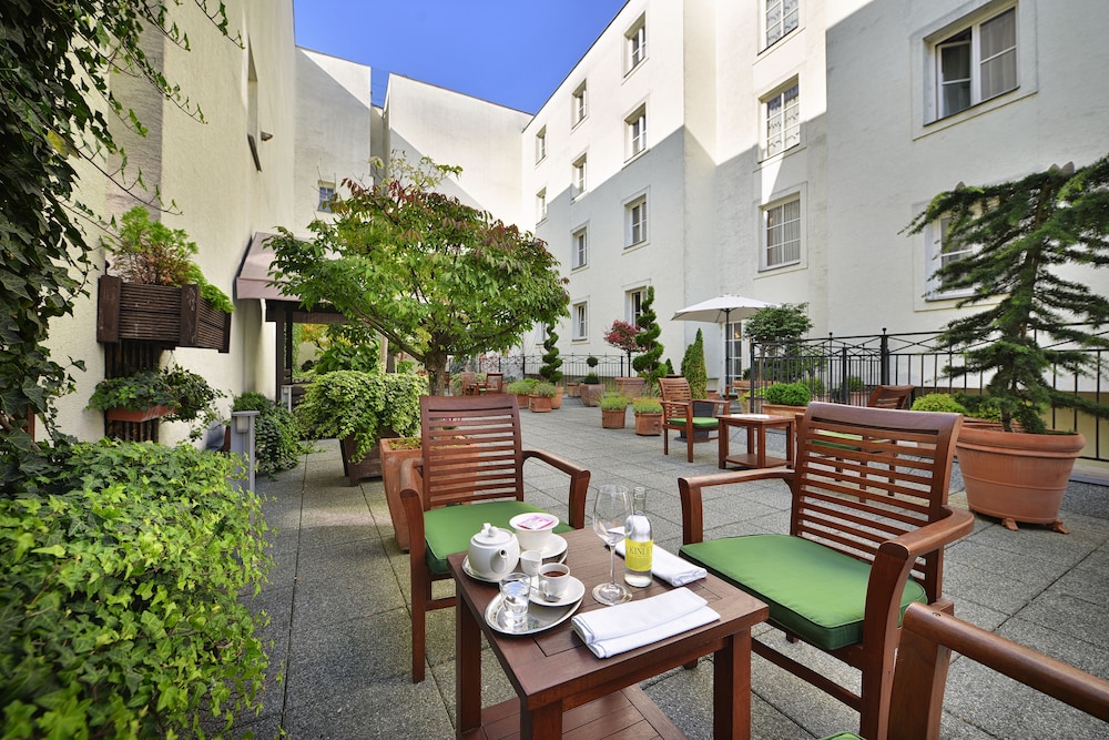 Marrol S Hotel 32/46