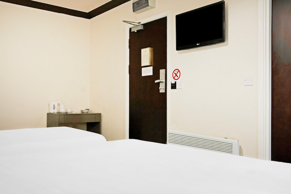 OYO The Baltimore Hotel 30/70