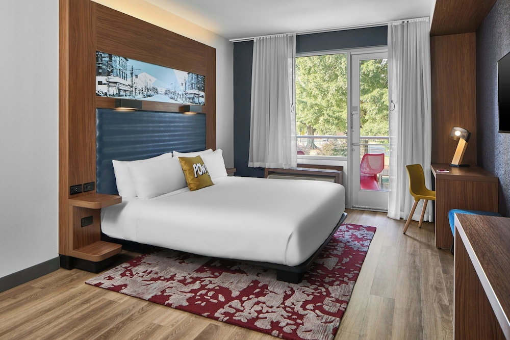 Aloft, King Bed, Accessible