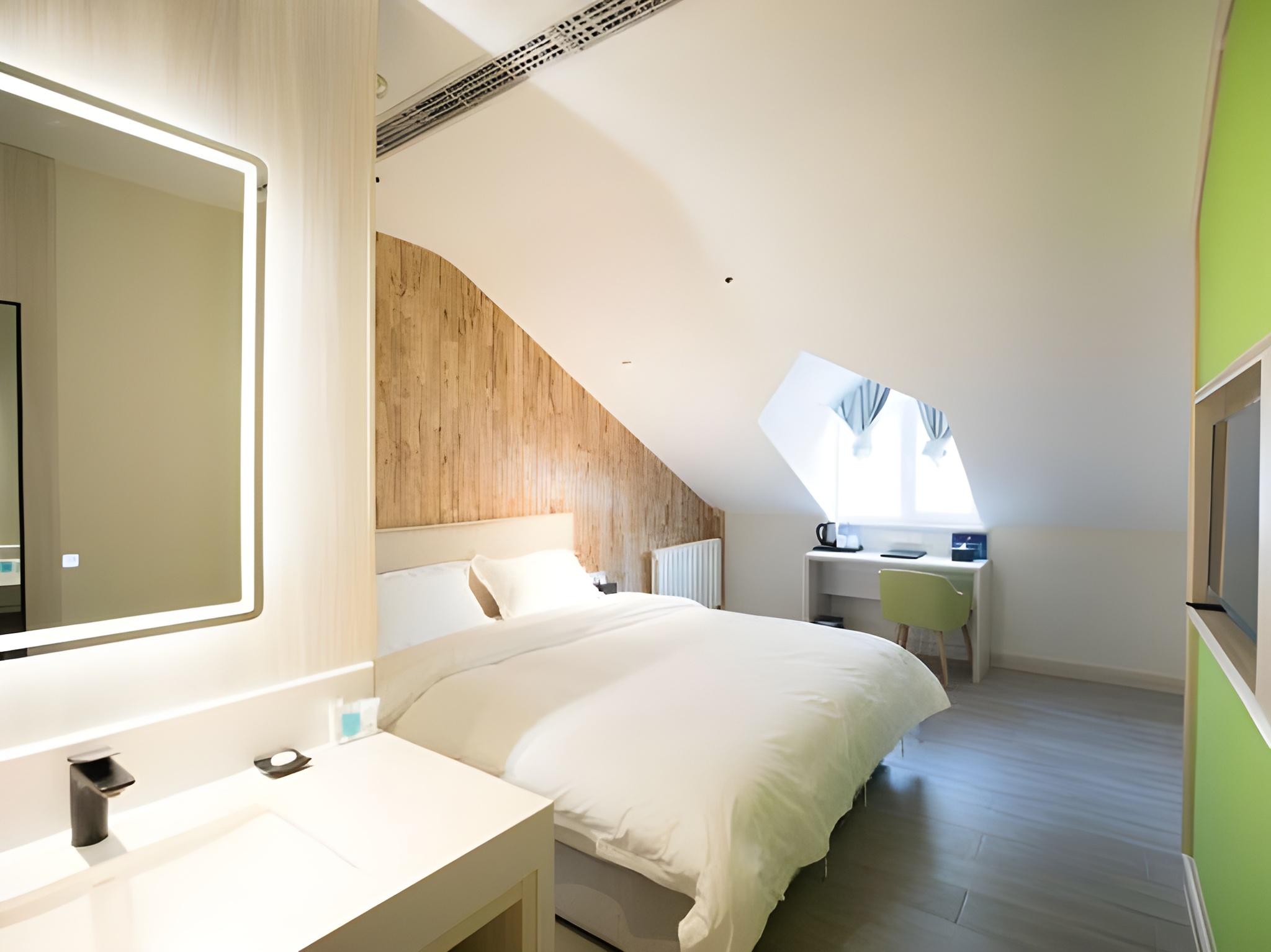 Deluxe, Queen Bed
