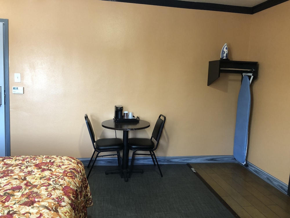 El Rancho Motel 14/24