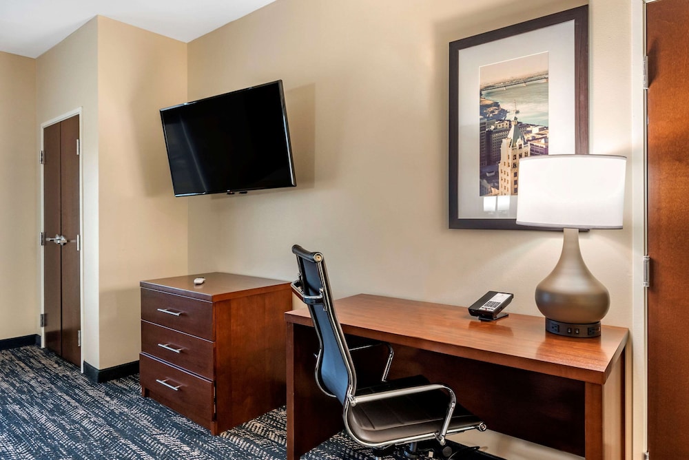 Comfort Suites West Memphis 32/35