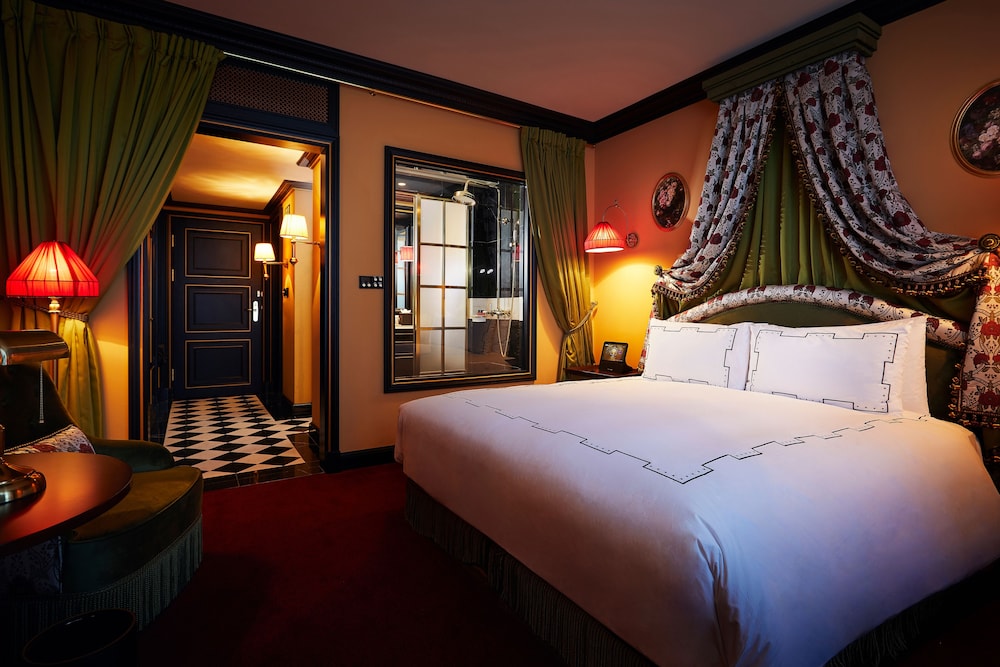 Classic, Deluxe, King Bed