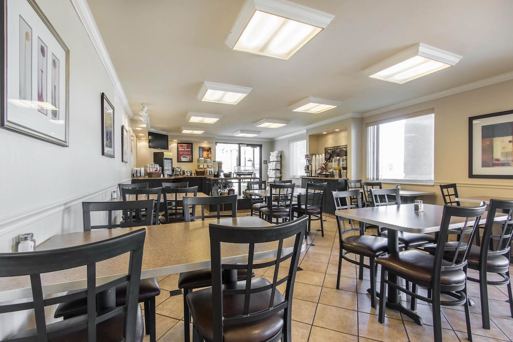 Econo Lodge Inn and Suites Joplin MO 38/42