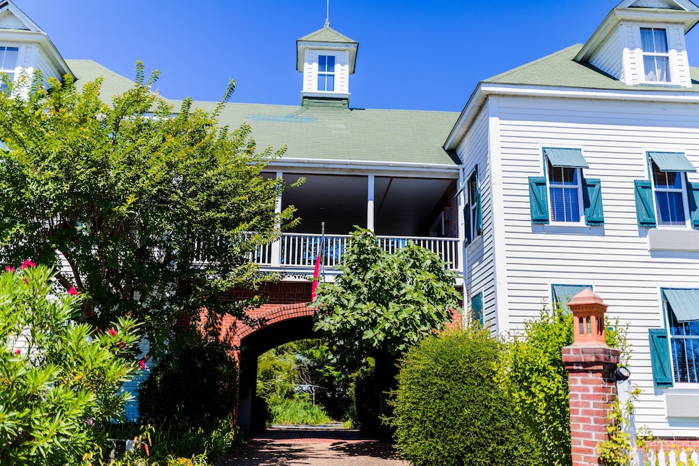 Roanoke Island Inn 5/50