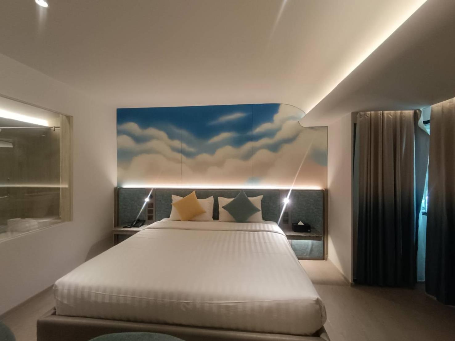 DELUXE, SUITE