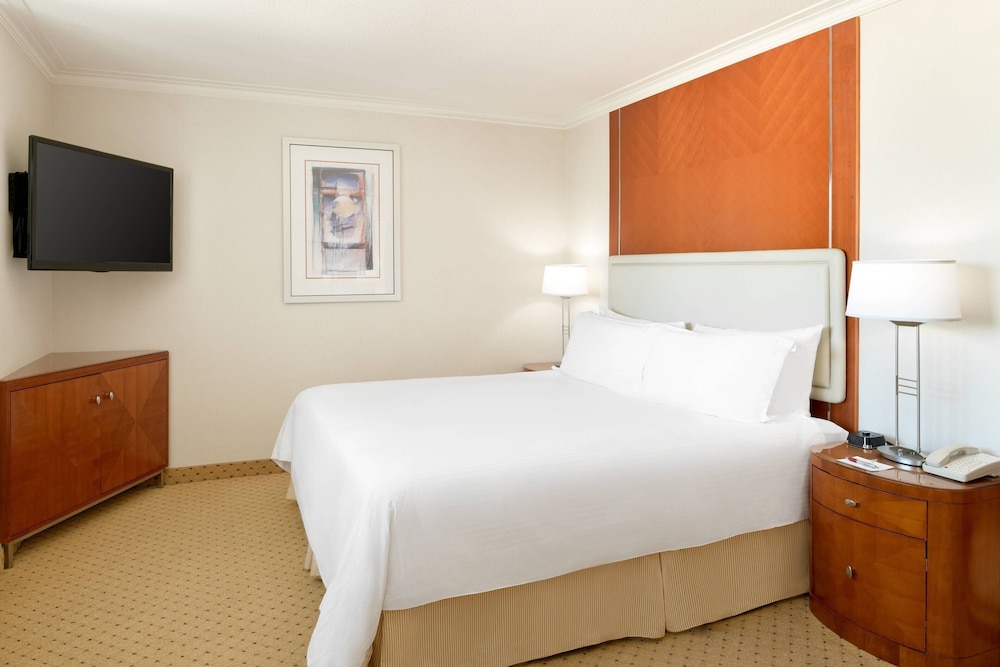 1 BEDROOM, SUITE