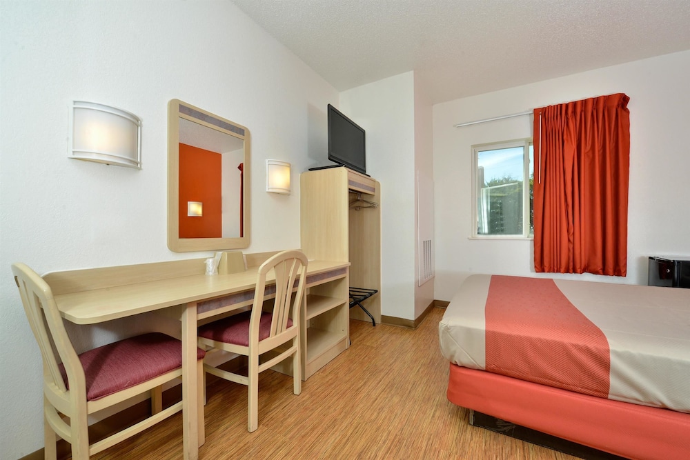 Motel6 McKinney, TX - North 24/34