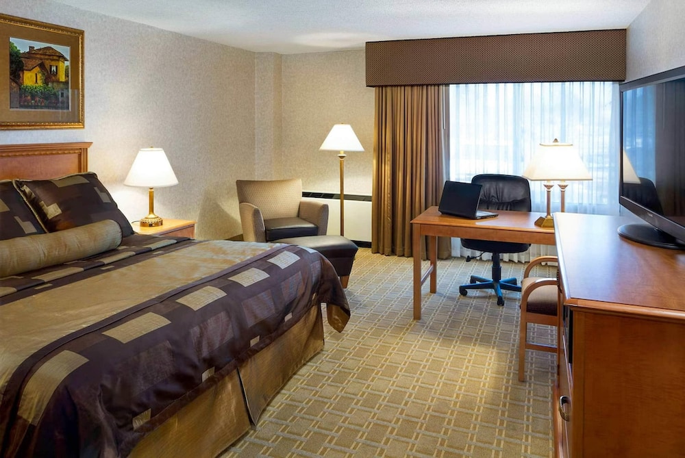 غرفة قياسية بسرير كينج بشرفة، Bismarck Hotel and Conference Center 2/3