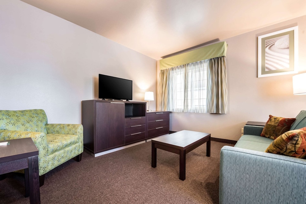 Quality Inn & Suites Bainbridge Island 34/62