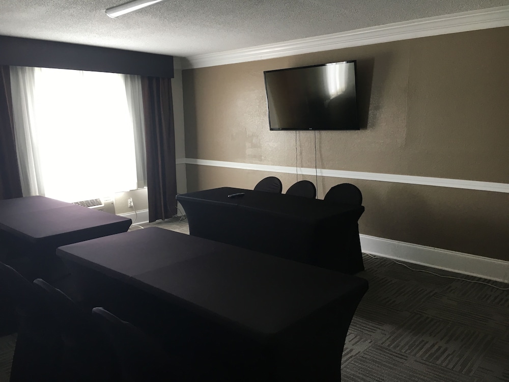 Quality Inn Pensacola, FL 16/36