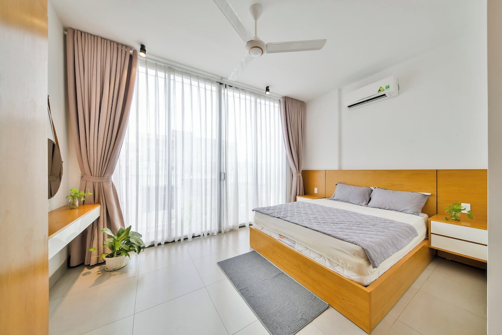 STUDIO, QUEEN BED