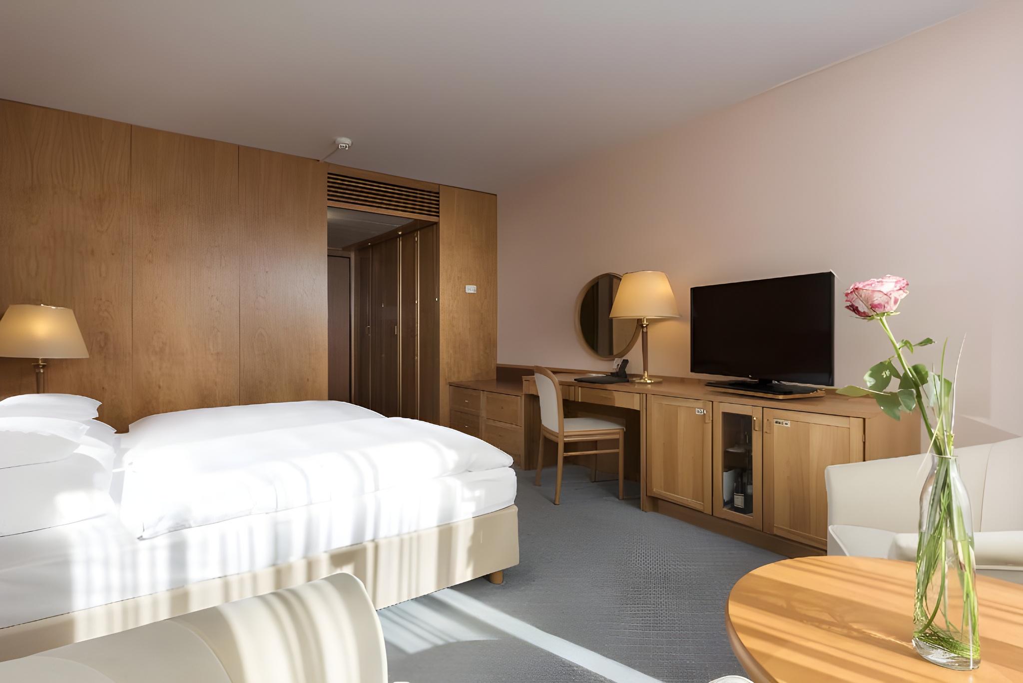 Classic, Family, 1 Queen and 1 Single Bed