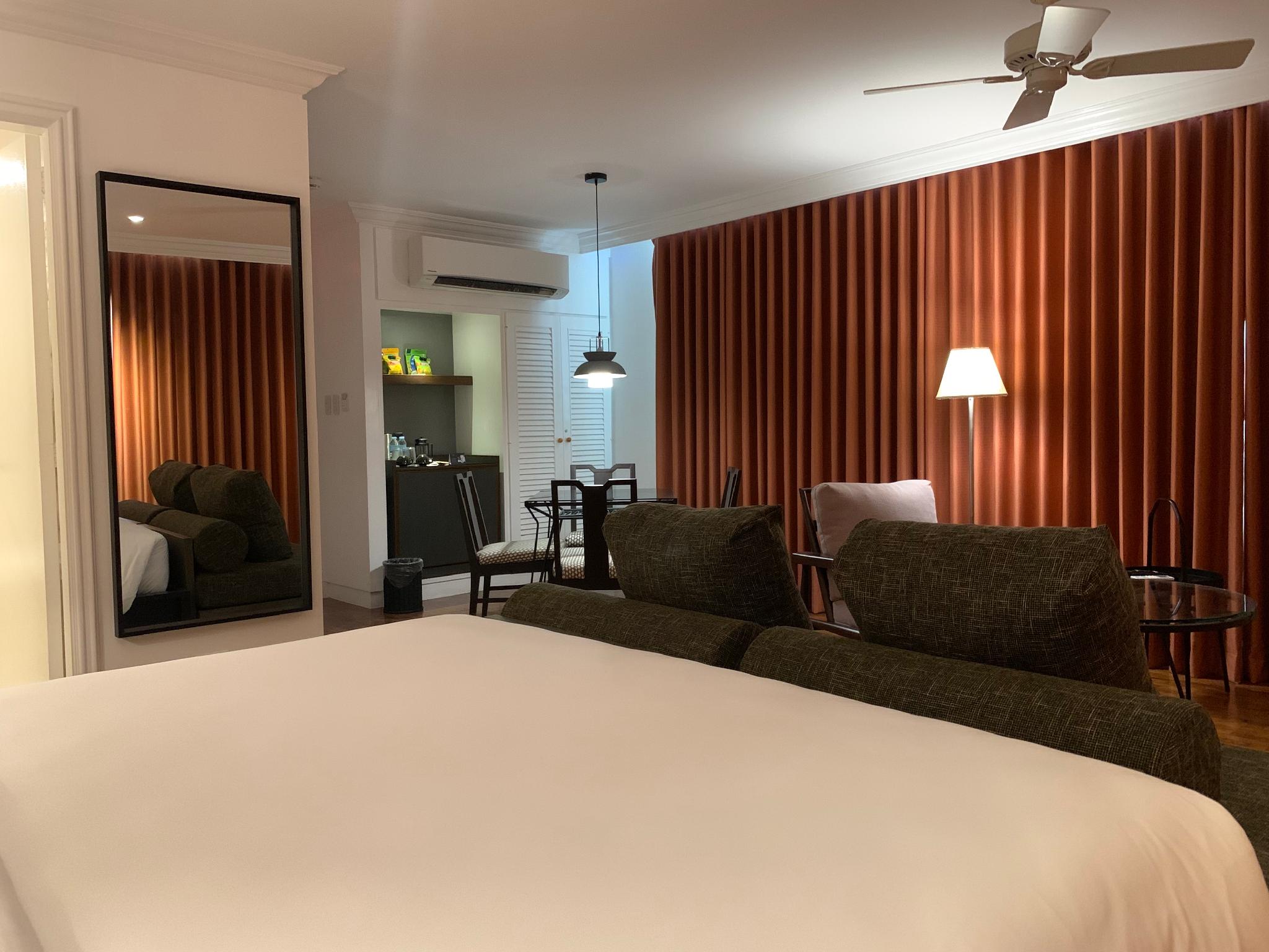 The Henry Suites MiraNila QC 24/41