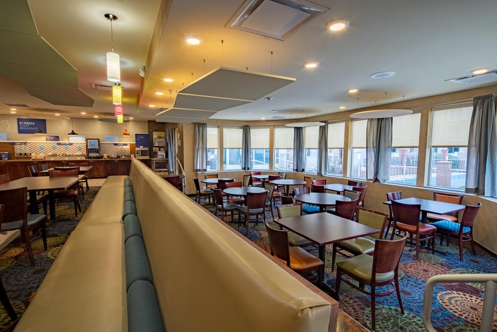 Holiday Inn Express Hotel And Suites Pittsburgh Airport 48/64