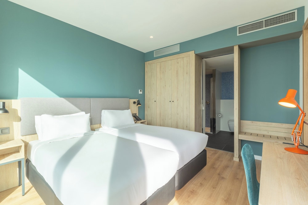 غرفة بريميوم بسرير كينج، Holiday Inn Barcelona - Sant Cugat, an IHG Hotel 2/9