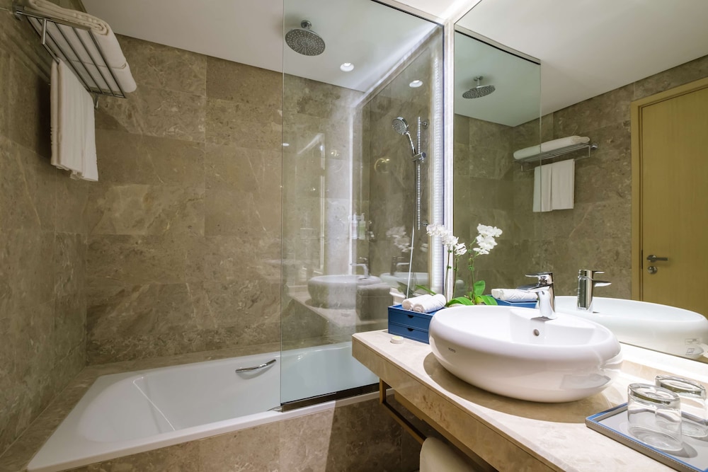 Maani Muscat Hotel & Suites 33/59